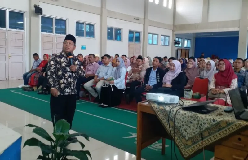Ustad Musriadi, SIQ, SThI, penyuluh agama dari Kantor Kemenag Pesisir Selatan saat menyampaikan materi. (Foto: Dok. Kominfo)