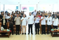 Wali Kota Padang, Fadly Amran memberikan pengarahan dan pembekalan kepada personel penjagaan perlintasan sebidang di Palanta Kediaman Resmi Wali Kota Padang, Jumat (31/1/2025). (Foto: Prokopim Padang)