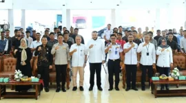 Wali Kota Padang, Fadly Amran memberikan pengarahan dan pembekalan kepada personel penjagaan perlintasan sebidang di Palanta Kediaman Resmi Wali Kota Padang, Jumat (31/1/2025). (Foto: Prokopim Padang)