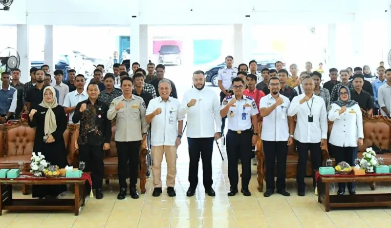 Wali Kota Padang, Fadly Amran memberikan pengarahan dan pembekalan kepada personel penjagaan perlintasan sebidang di Palanta Kediaman Resmi Wali Kota Padang, Jumat (31/1/2025). (Foto: Prokopim Padang)