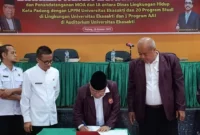 Penandatanganan MoA dan IA antara Dinas Lingkungan Hidup (DLH) Padang, Lembaga Penelitian, LPPM Unes, serta 20 program studi dari Unes dan 1 program studi dari AAI di Auditorium Unes, Rabu (29/10/2025). (Foto: Diskominfo Padang)