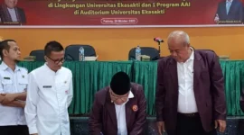 Penandatanganan MoA dan IA antara Dinas Lingkungan Hidup (DLH) Padang, Lembaga Penelitian, LPPM Unes, serta 20 program studi dari Unes dan 1 program studi dari AAI di Auditorium Unes, Rabu (29/10/2025). (Foto: Diskominfo Padang)