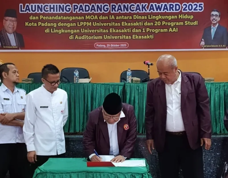 Penandatanganan MoA dan IA antara Dinas Lingkungan Hidup (DLH) Padang, Lembaga Penelitian, LPPM Unes, serta 20 program studi dari Unes dan 1 program studi dari AAI di Auditorium Unes, Rabu (29/10/2025). (Foto: Diskominfo Padang)