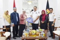 Wali Kota Pariaman Yota Balad menerima kunjungan Direktur UT Padang Dr. Mery Berlian, S.P, M.Si, di ruang kerjanya, Balai Kota Pariaman, Rabu sore (15/10/2025). (Foto: Kominfo Pariaman)