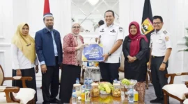 Wali Kota Pariaman Yota Balad menerima kunjungan Direktur UT Padang Dr. Mery Berlian, S.P, M.Si, di ruang kerjanya, Balai Kota Pariaman, Rabu sore (15/10/2025). (Foto: Kominfo Pariaman)