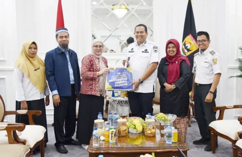 Wali Kota Pariaman Yota Balad menerima kunjungan Direktur UT Padang Dr. Mery Berlian, S.P, M.Si, di ruang kerjanya, Balai Kota Pariaman, Rabu sore (15/10/2025). (Foto: Kominfo Pariaman)