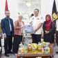 Wali Kota Pariaman Yota Balad menerima kunjungan Direktur UT Padang Dr. Mery Berlian, S.P, M.Si, di ruang kerjanya, Balai Kota Pariaman, Rabu sore (15/10/2025). (Foto: Kominfo Pariaman)