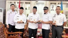 Wali Kota Solok, Dr. Ramadhani Kirana Putra bersama Kajari Solok, Medie, Selasa (7/10/2025). (Foto: Info Publik Solok)