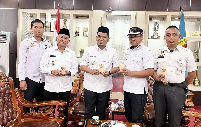 Wali Kota Solok, Dr. Ramadhani Kirana Putra bersama Kajari Solok, Medie, Selasa (7/10/2025). (Foto: Info Publik Solok)