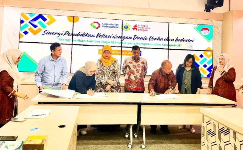 Penandatanganan MoU dengan industri nasional dan multinasional dalam kegiatan Temu Industri 2025. (Foto: Humas SMK-SMAK Padang)