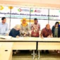 Penandatanganan MoU dengan industri nasional dan multinasional dalam kegiatan Temu Industri 2025. (Foto: Humas SMK-SMAK Padang)