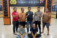 Kedua tersangka saat diamankan di Mapolres Pessel. (Foto: Dok. Humas Polres)