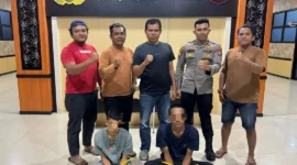 Kedua tersangka saat diamankan di Mapolres Pessel. (Foto: Dok. Humas Polres)