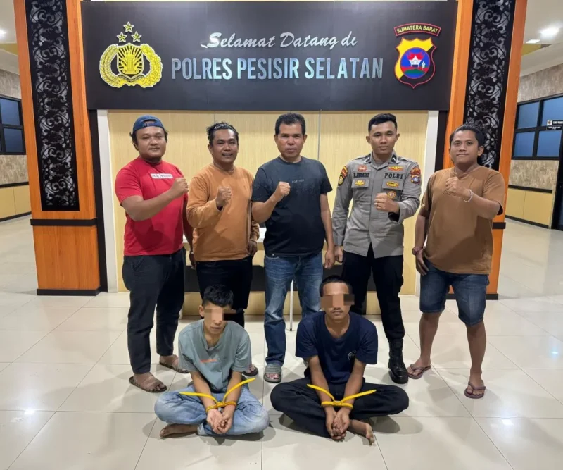 Kedua tersangka saat diamankan di Mapolres Pessel. (Foto: Dok. Humas Polres)