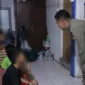 Satpol PP Padang bersama DP3AP2KB dan Dinsos menertibkan anak jalanan di kawasan lampu merah Jalan Diponegoro, Kecamatan Padang Barat, Kamis malam (2/10/2025). (Foto: Humas Satpol PP Padang)