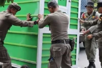 Petugas Satpol PP Padang menertibkan gerobak pedagang yang ditinggalkan di atas fasilitas umum (fasum) dan pedestrian, Selasa (14/10/25). (Foto: Humas Satpol PP Padang)