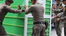 Petugas Satpol PP Padang menertibkan gerobak pedagang yang ditinggalkan di atas fasilitas umum (fasum) dan pedestrian, Selasa (14/10/25). (Foto: Humas Satpol PP Padang)