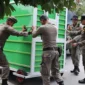 Petugas Satpol PP Padang menertibkan gerobak pedagang yang ditinggalkan di atas fasilitas umum (fasum) dan pedestrian, Selasa (14/10/25). (Foto: Humas Satpol PP Padang)