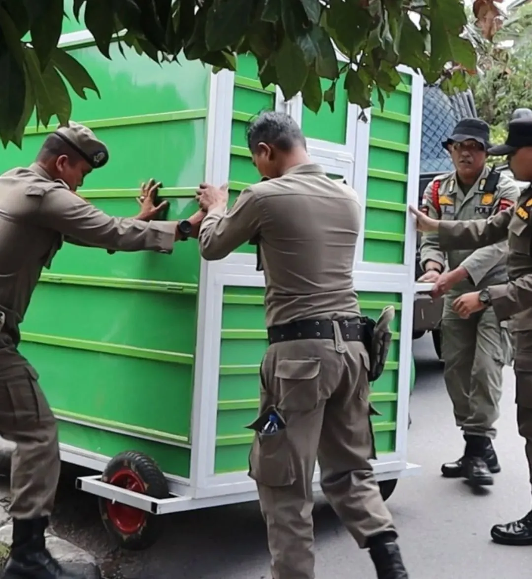 Satpol PP Padang Tertibkan Lapak Pedagang di Fasum dan Trotoar - Javanusa