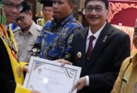 Bupati Pessel, Hendrajoni menerima penghargaan dari Rektor Rektor UNP, Krismadinata, PhD. (Foto: Dok. Prokopim)