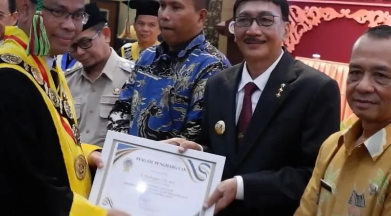 Bupati Pessel, Hendrajoni menerima penghargaan dari Rektor Rektor UNP, Krismadinata, PhD. (Foto: Dok. Prokopim)
