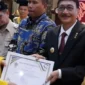 Bupati Pessel, Hendrajoni menerima penghargaan dari Rektor Rektor UNP, Krismadinata, PhD. (Foto: Dok. Prokopim)