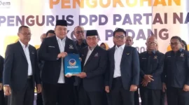 Sekretaris DPW Partai NasDem Sumbar Nanda Satria menyerahkan SK kepada Ketua DPD Partai NasDem Padang Maigus Nasir saat pengukuhan di NasDem Tower, Minggu (19/10). (Foto: Ist)