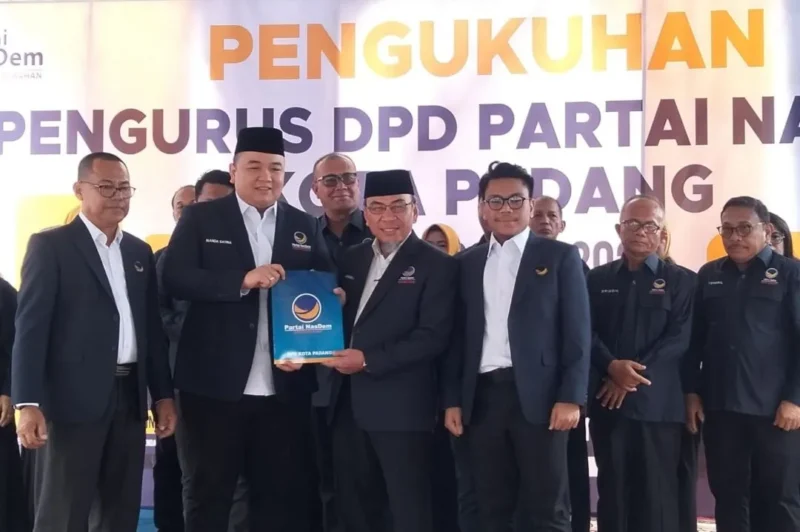 Sekretaris DPW Partai NasDem Sumbar Nanda Satria menyerahkan SK kepada Ketua DPD Partai NasDem Padang Maigus Nasir saat pengukuhan di NasDem Tower, Minggu (19/10). (Foto: Ist)