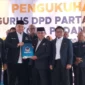 Sekretaris DPW Partai NasDem Sumbar Nanda Satria menyerahkan SK kepada Ketua DPD Partai NasDem Padang Maigus Nasir saat pengukuhan di NasDem Tower, Minggu (19/10). (Foto: Ist)