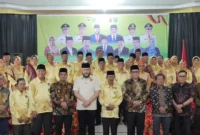 Wali Kota Padang, Fadly Amran, yang juga Ketua Umum IKTD Sumbar mengukuhkan Pengurus IKTDPP Kota dan Kabupaten Solok masa bakti 2025-2030, di Aula SMKN 1 Kota Solok, Sabtu (25/10/2025). (Foto: Prokopim Padang)