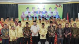 Wali Kota Padang, Fadly Amran, yang juga Ketua Umum IKTD Sumbar mengukuhkan Pengurus IKTDPP Kota dan Kabupaten Solok masa bakti 2025-2030, di Aula SMKN 1 Kota Solok, Sabtu (25/10/2025). (Foto: Prokopim Padang)