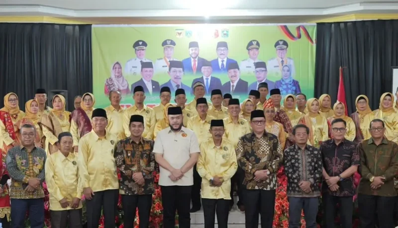Wali Kota Padang, Fadly Amran, yang juga Ketua Umum IKTD Sumbar mengukuhkan Pengurus IKTDPP Kota dan Kabupaten Solok masa bakti 2025-2030, di Aula SMKN 1 Kota Solok, Sabtu (25/10/2025). (Foto: Prokopim Padang)