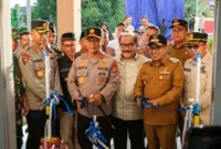 Kapolda Sumbar, Irjen Pol Gatot Tri Suryanta bersama Bupati Tanah Datar meresmikan Posko Satkamling Digital Tanah Datar, Selasa (7/10/2025). (Foto: Prokopim Tanah Datar)