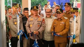 Kapolda Sumbar, Irjen Pol Gatot Tri Suryanta bersama Bupati Tanah Datar meresmikan Posko Satkamling Digital Tanah Datar, Selasa (7/10/2025). (Foto: Prokopim Tanah Datar)