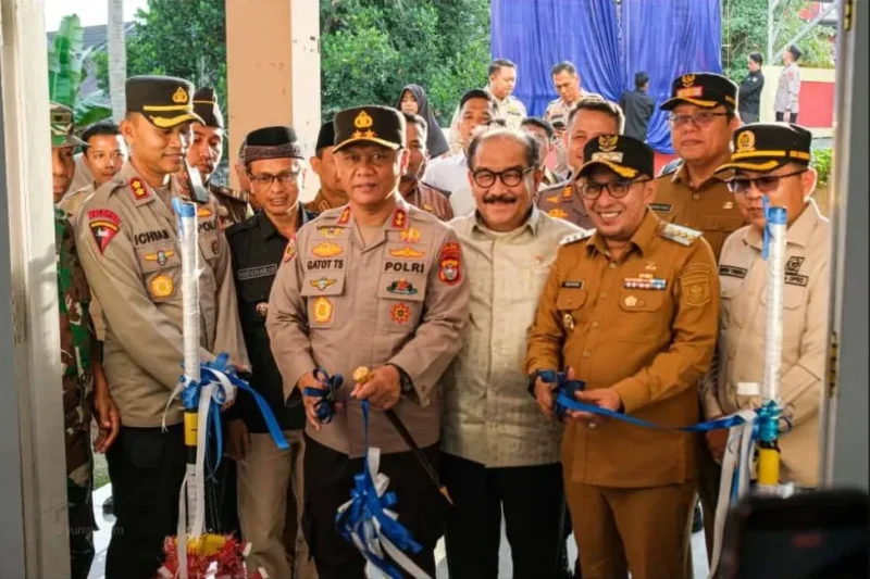 Kapolda Sumbar, Irjen Pol Gatot Tri Suryanta bersama Bupati Tanah Datar meresmikan Posko Satkamling Digital Tanah Datar, Selasa (7/10/2025). (Foto: Prokopim Tanah Datar)