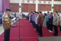 Ketua Baznas Kota Padang, Yuspardi mengukuhkan Pengurus UPZ se-Kota Padang di Gedung Bagindo Aziz Chan, Balai Kota Aie Pacah, Kamis (9/10/2025). (Foto: Diskominfo Padang)