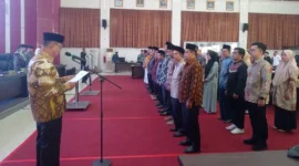 Ketua Baznas Kota Padang, Yuspardi mengukuhkan Pengurus UPZ se-Kota Padang di Gedung Bagindo Aziz Chan, Balai Kota Aie Pacah, Kamis (9/10/2025). (Foto: Diskominfo Padang)