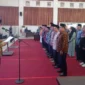Ketua Baznas Kota Padang, Yuspardi mengukuhkan Pengurus UPZ se-Kota Padang di Gedung Bagindo Aziz Chan, Balai Kota Aie Pacah, Kamis (9/10/2025). (Foto: Diskominfo Padang)