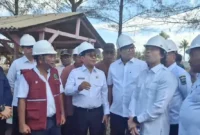 Bupati Padang Pariaman John Kenedy Azis bersama Staf Ahli Menteri Kelautan dan Perikanan RI, Trian Yunanda meninjau pembangunan KNMP di Nagari Katapiang, Kecamatan Batang Anai, Rabu (15/10/2025). (Foto: Kominfo Padang Pariaman)