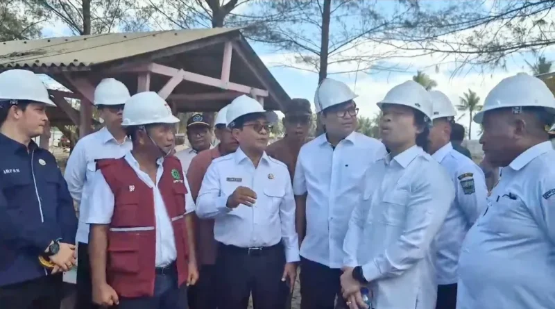 Bupati Padang Pariaman John Kenedy Azis bersama Staf Ahli Menteri Kelautan dan Perikanan RI, Trian Yunanda meninjau pembangunan KNMP di Nagari Katapiang, Kecamatan Batang Anai, Rabu (15/10/2025). (Foto: Kominfo Padang Pariaman)
