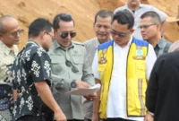 Bupati Tanah Datar Eka Putra bersama Kepala Satuan Kerja Pelaksanaan Prasarana Strategis Kementerian PU Sumbar Jihat, ST. MT meninjau lokasi Sekolah Rakyat di Jorong Bukit Gombak, Kamis (23/10/2025). (Foto: Prokopim Tanah Datar)