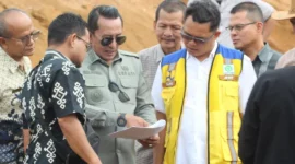 Bupati Tanah Datar Eka Putra bersama Kepala Satuan Kerja Pelaksanaan Prasarana Strategis Kementerian PU Sumbar Jihat, ST. MT meninjau lokasi Sekolah Rakyat di Jorong Bukit Gombak, Kamis (23/10/2025). (Foto: Prokopim Tanah Datar)