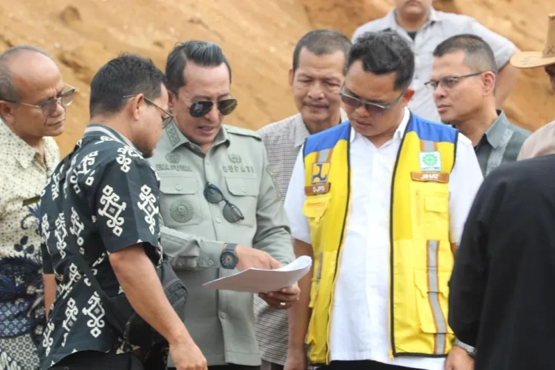 Bupati Tanah Datar Eka Putra bersama Kepala Satuan Kerja Pelaksanaan Prasarana Strategis Kementerian PU Sumbar Jihat, ST. MT meninjau lokasi Sekolah Rakyat di Jorong Bukit Gombak, Kamis (23/10/2025). (Foto: Prokopim Tanah Datar)