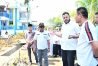 Wali Kota Padang, Fadly Amran meninjau pengerjaan rehabilitasi saluran drainase di Kelurahan Padang Pasir, Kecamatan Padang Barat, Rabu (8/10/2025). (Foto: Prokopim Padang)