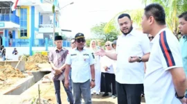 Wali Kota Padang, Fadly Amran meninjau pengerjaan rehabilitasi saluran drainase di Kelurahan Padang Pasir, Kecamatan Padang Barat, Rabu (8/10/2025). (Foto: Prokopim Padang)