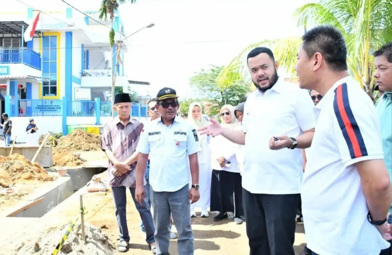 Wali Kota Padang, Fadly Amran meninjau pengerjaan rehabilitasi saluran drainase di Kelurahan Padang Pasir, Kecamatan Padang Barat, Rabu (8/10/2025). (Foto: Prokopim Padang)