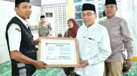 Wakil Wali Kota Padang, Maigus Nasir, menyerahkan secara simbolis dana operasional triwulan III bagi Ketua RT/RW dan lainnya se-Kecamatan Kuranji di Masjid Jami’atul Huda, Jalan By Pass Ketaping, Rabu (29/10/2025). (Foto: Prokopim Padang)