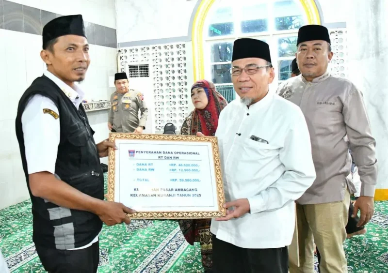 Wakil Wali Kota Padang, Maigus Nasir, menyerahkan secara simbolis dana operasional triwulan III bagi Ketua RT/RW dan lainnya se-Kecamatan Kuranji di Masjid Jami’atul Huda, Jalan By Pass Ketaping, Rabu (29/10/2025). (Foto: Prokopim Padang)