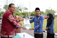 Wali Kota Pariaman Yota Balad menyerahkan SK PPPK tenaga honorer di halaman Balai Kota Pariaman, Kamis (9/10). (Foto: Kominfo Pariaman)