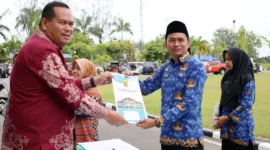 Wali Kota Pariaman Yota Balad menyerahkan SK PPPK tenaga honorer di halaman Balai Kota Pariaman, Kamis (9/10). (Foto: Kominfo Pariaman)